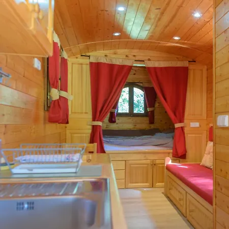 La Grange D'emile Gites, Roulottes Et Piscine *