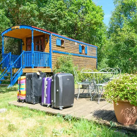 Campsite La Grange D'emile Gites, Roulottes Et Piscine