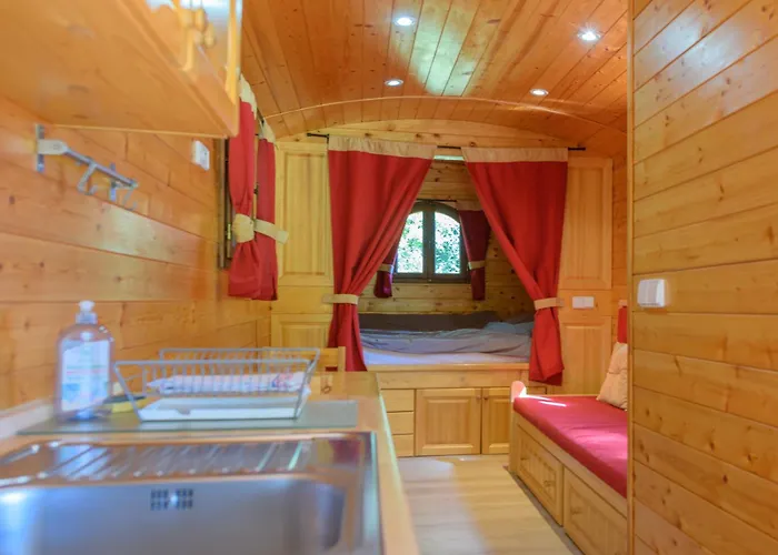 La Grange D'emile Gites, Roulottes Et Piscine *