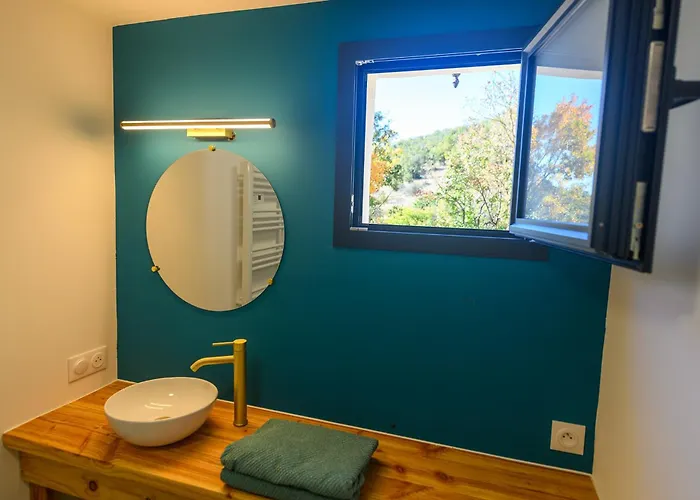 Camping La Grange D'emile Gîtes, Roulottes Et Piscine *