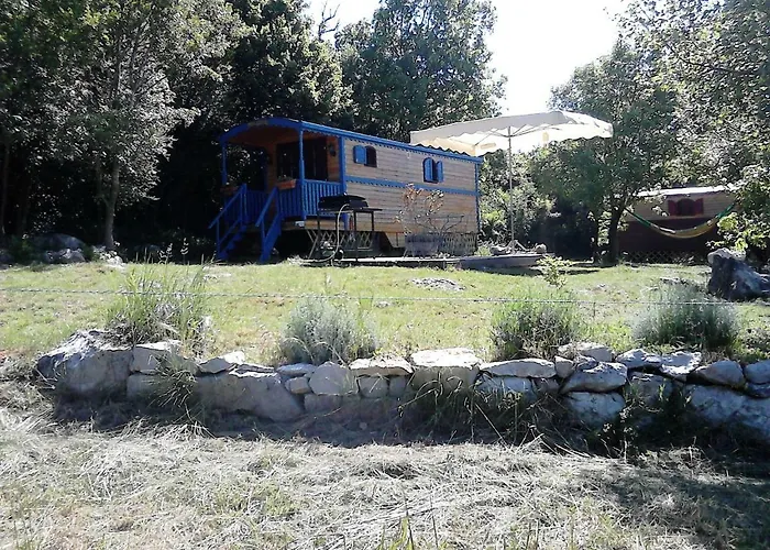 La Grange D'emile Gîtes, Roulottes Et Piscine