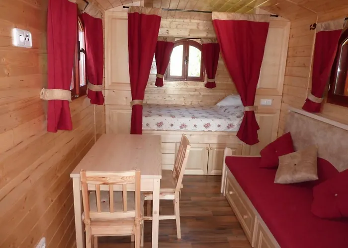 La Grange D'emile Gîtes, Roulottes Et Piscine