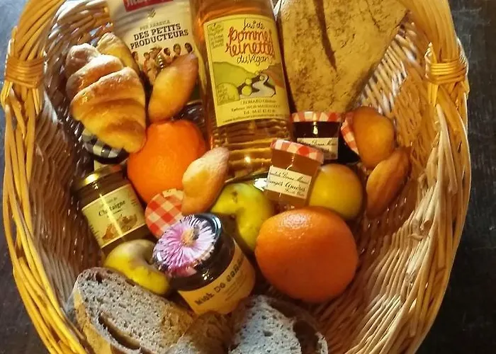 La Grange D'emile Gîtes, Roulottes Et Piscine